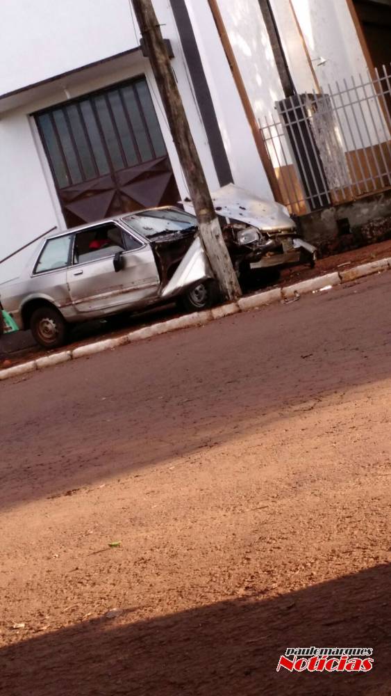 Veículo sobe na calçada em frente ao salão 

evangélico em Independência - foto 3