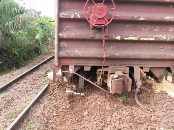 Composição percorreu 15 quilômetros antes de tombar na lateral da ferrovia