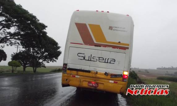 Caminhão bate na traseira de um ônibus na BR-472 em Três de Maio - foto 2