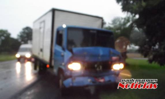Caminhão bate na traseira de um ônibus na BR-472 em Três de Maio - foto 3