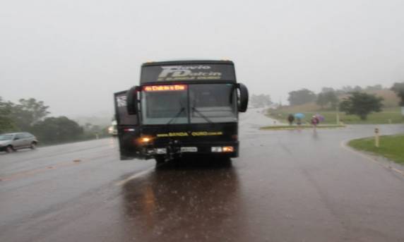 Mulher morre em colisão que envolveu ônibus do
Flávio Dalcin e Banda Ouro - foto 3