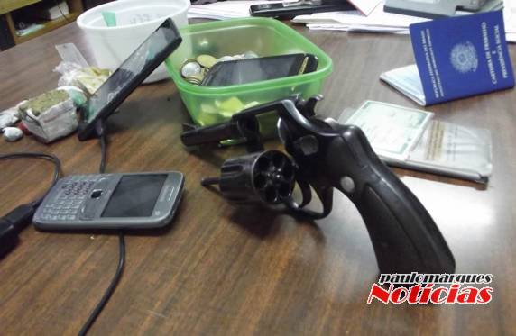 Polícia Civil e Brigada Militar
prenderam em flagrante casal com drogas e revolver, em Três de Maio - foto 3
