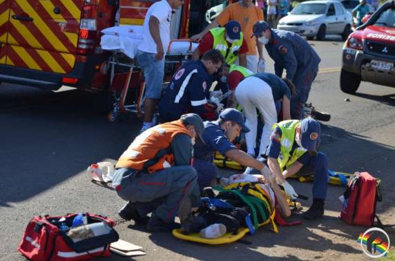 Atropelamento de moto deixa
duas pessoas gravemente feridas - foto 3