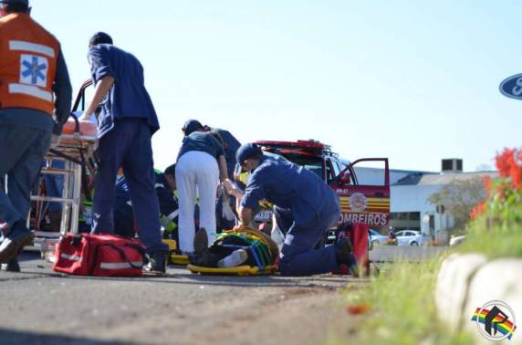 Atropelamento de moto deixa
duas pessoas gravemente feridas - foto 2