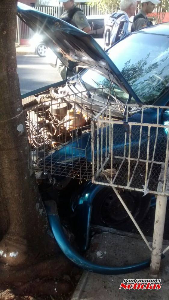 Vídeo: Mulher fica ferida depois de bater com 

veículo em árvore na cidade de Ijuí - foto 2