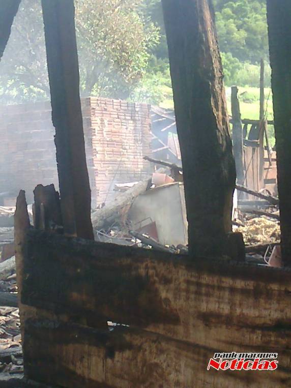 Galpão em propriedade rural foi consumido por um incêndio emTrês de Maio - foto 4
