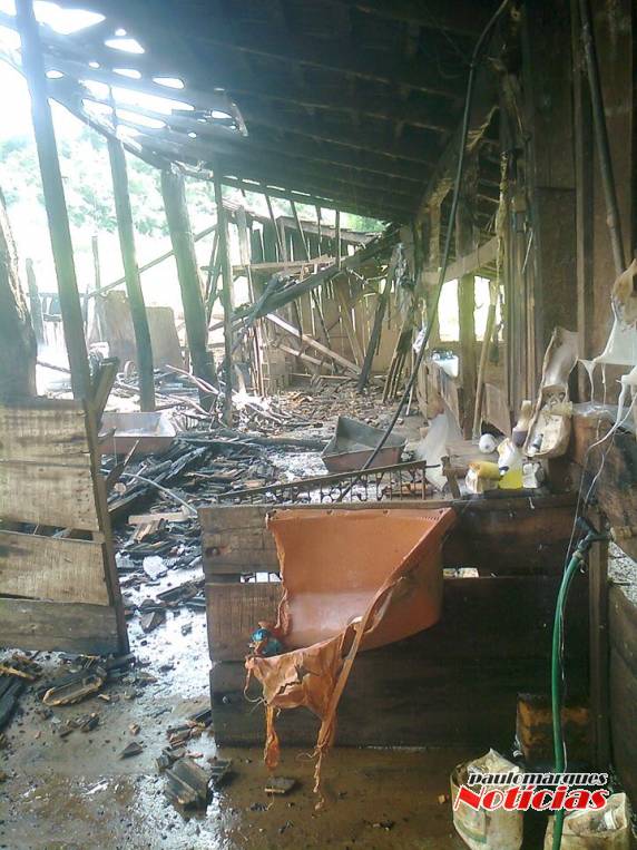 Galpão em propriedade rural foi consumido por um incêndio emTrês de Maio - foto 5