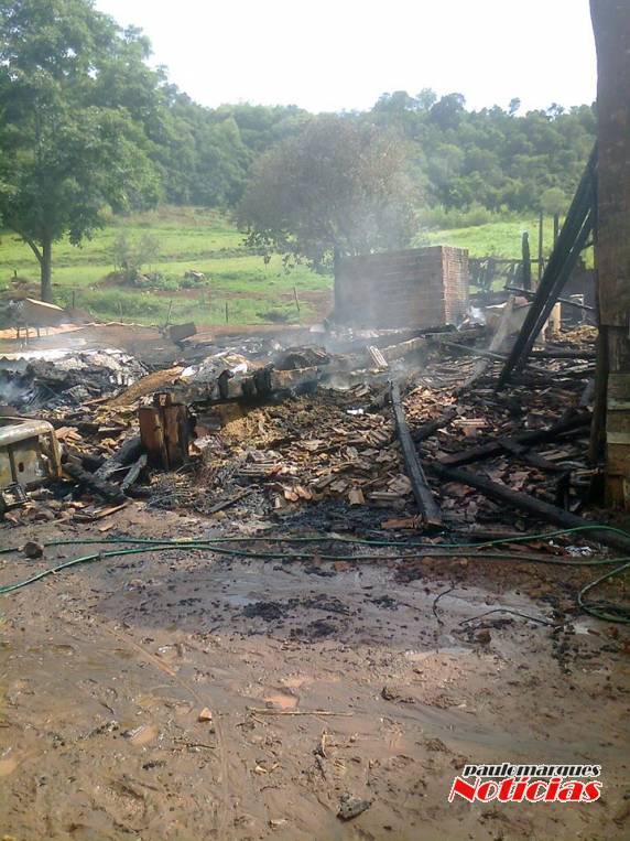 Galpão em propriedade rural foi consumido por um incêndio emTrês de Maio - foto 2