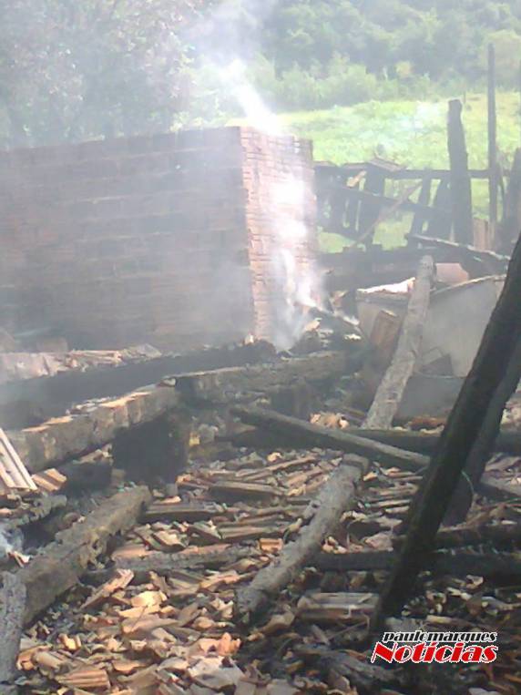 Galpão em propriedade rural foi consumido por um incêndio emTrês de Maio - foto 3