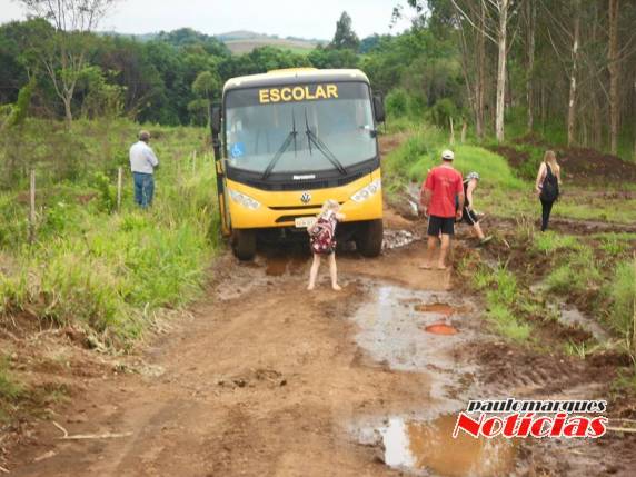 Ônibus do transporte escolar atola no interior de Alegria - foto 3