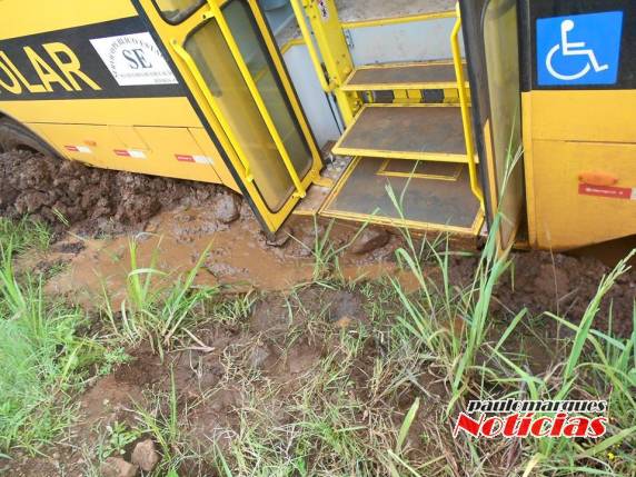 Ônibus do transporte escolar atola no interior de Alegria - foto 5