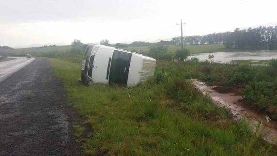 Van com 10 pacientes tomba e deixa 

um ferido na Fronteira Oeste do RS - foto 3