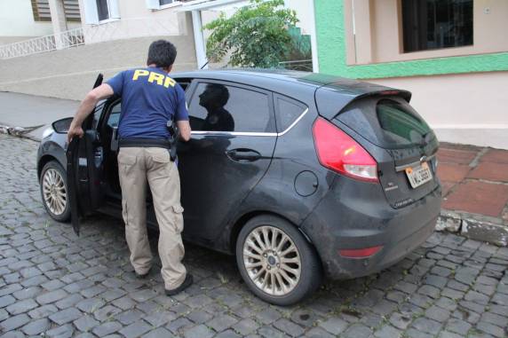 Casal acompanhado de criança de 7 anos é flagrado transportando drogas
em veículo - foto 4