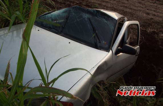 Motorista escapa ileso de uma saída de pista seguida de capotamento na ERS-342 em Três de Maio - foto 4