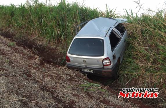 Motorista escapa ileso de uma saída de pista seguida de capotamento na ERS-342 em Três de Maio - foto 2
