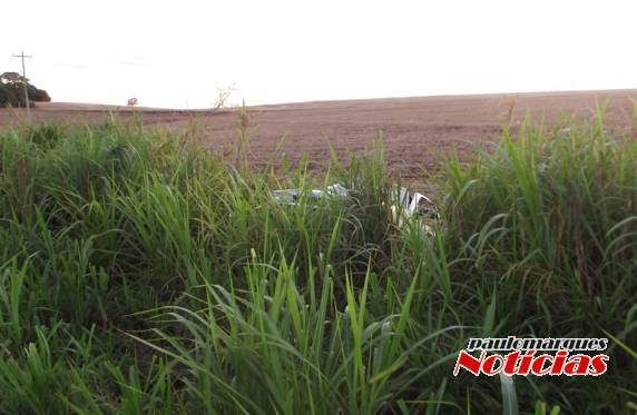 Motorista escapa ileso de uma saída de pista seguida de capotamento na ERS-342 em Três de Maio - foto 5