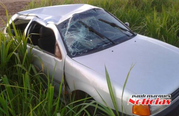 Motorista escapa ileso de uma saída de pista seguida de capotamento na ERS-342 em Três de Maio - foto 6