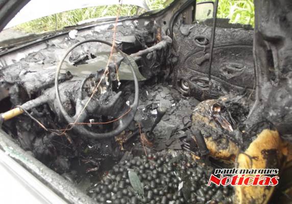 Veículo incendeia e é destruído pelo fogo na ERS-342 em Três de Maio - foto 5