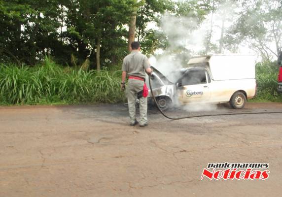 Veículo incendeia e é destruído pelo fogo na ERS-342 em Três de Maio - foto 7
