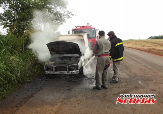 Veículo incendeia e é destruído pelo fogo na ERS-342 em Três de Maio - foto 2