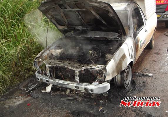 Veículo incendeia e é destruído pelo fogo na ERS-342 em Três de Maio - foto 3