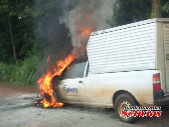 Veículo incendeia e é destruído pelo fogo na ERS-342 em Três de Maio - foto 4
