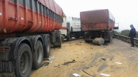 Acidente entre 3 carretas e 2 ônibus deixa um morto na Campanha - foto 3