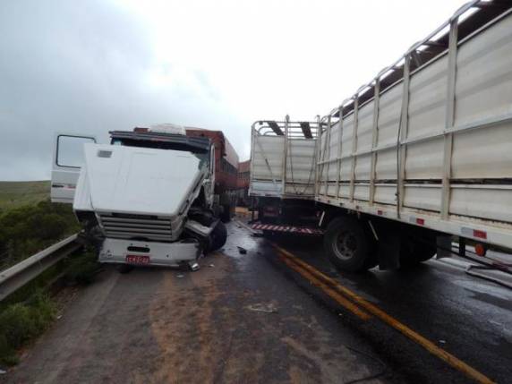 Acidente entre 3 carretas e 2 ônibus deixa um morto na Campanha - foto 2