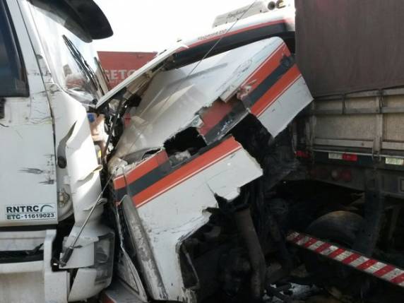 Acidente entre 3 carretas e 2 ônibus deixa um morto na Campanha - foto 5