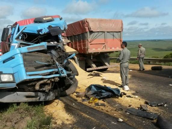 Acidente entre 3 carretas e 2 ônibus deixa um morto na Campanha - foto 4