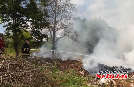 Bombeiros combatem incêndio em lixão irregular em Três de Maio - foto 5
