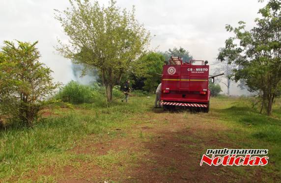 Bombeiros combatem incêndio em lixão irregular em Três de Maio - foto 3