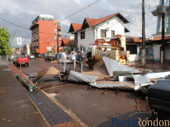 Vídeos: Tornado deixa rastro de destruição com feridos em Marechal Cândido Rondon, PR - foto 5
