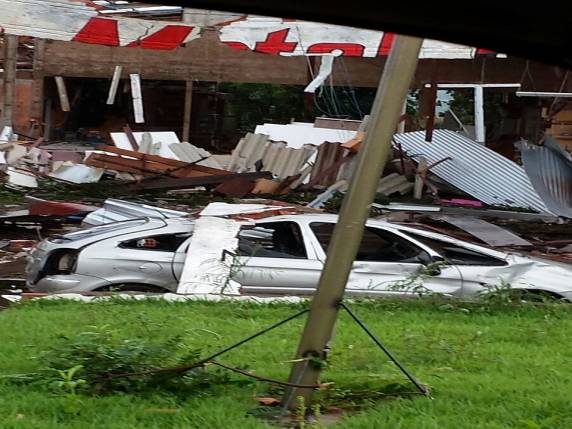 Vídeos: Tornado deixa rastro de destruição com feridos em Marechal Cândido Rondon, PR - foto 7