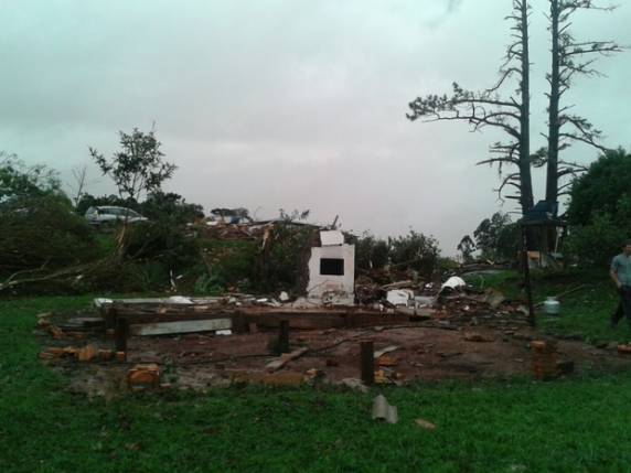 Ventos fortes atingem pelo menos 14 cidades catarinenses e deixam feridos - foto 3