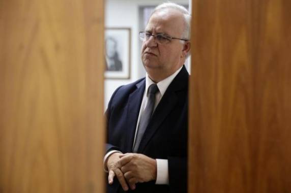 Processo de cassação do parlamentar seria votado na terça-feira