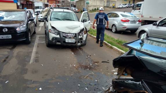 Colisão entre dois veículos no centro de Passo Fundo - foto 2