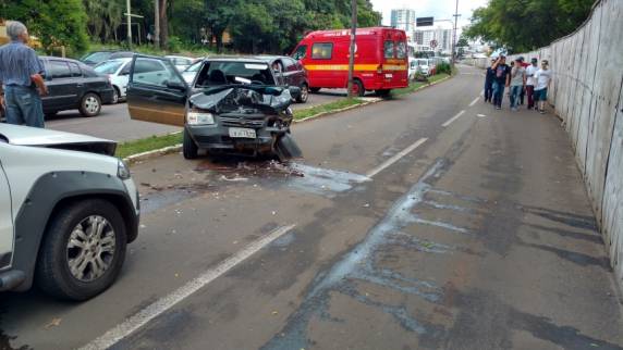 Colisão entre dois veículos no centro de Passo Fundo - foto 3