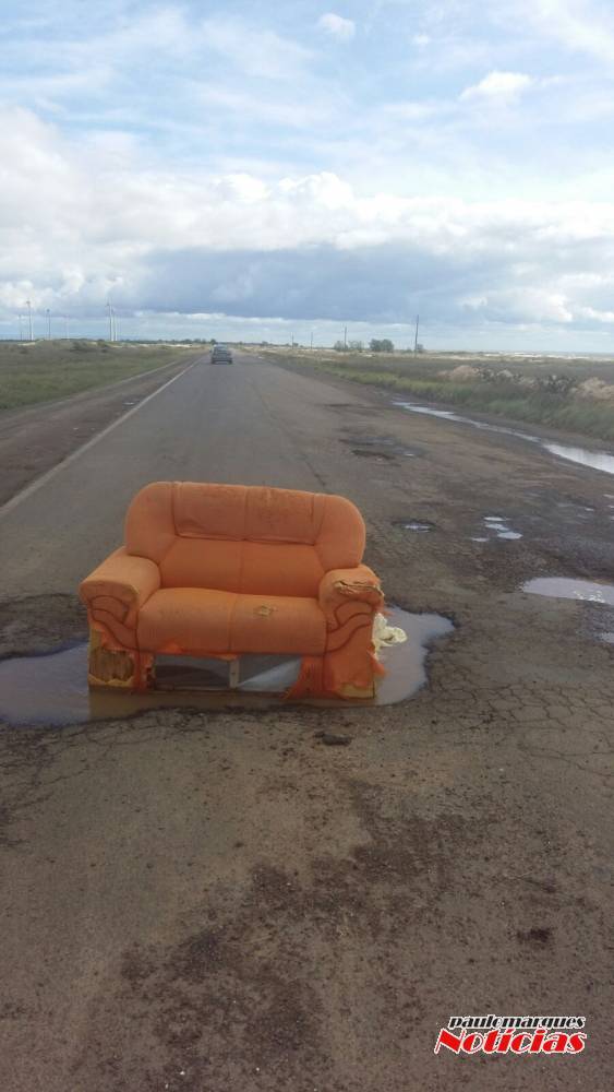 Sofá em buraco vira protesto contra má conservação de rodovia no RS - foto 4