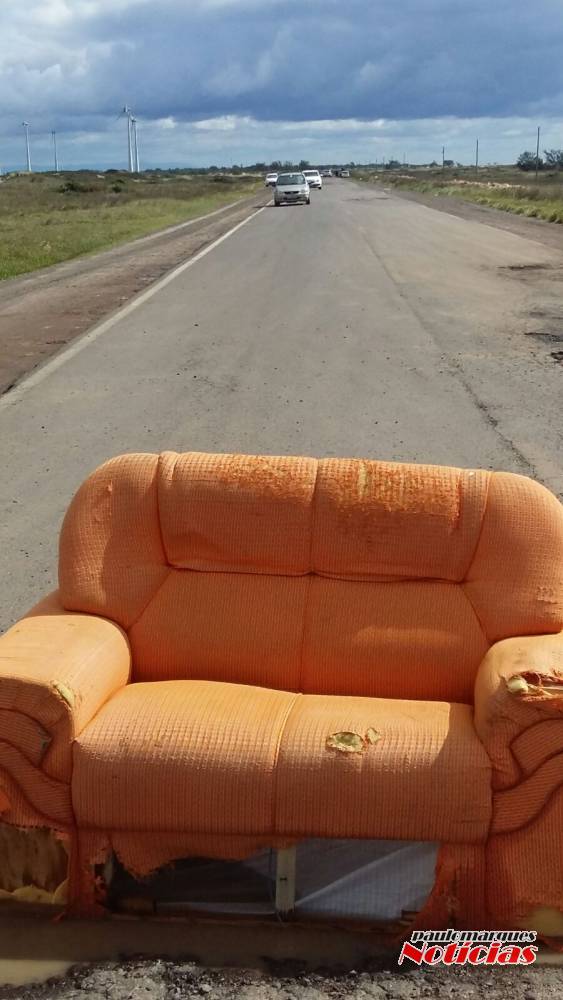Sofá em buraco vira protesto contra má conservação de rodovia no RS - foto 2