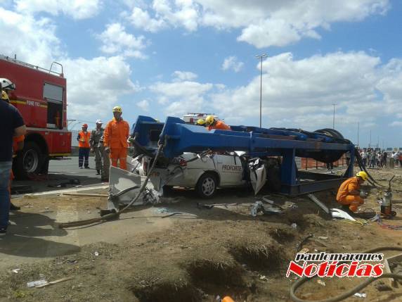 Colisão de automóvel em equipamento usado na construção da nova ponte Guaíba,
deixa um morto e um ferido - foto 2