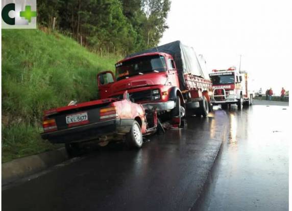 Três jovens morrem após
colisão frontal entre carro e caminhão - foto 3