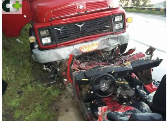 Três jovens morrem após
colisão frontal entre carro e caminhão - foto 2