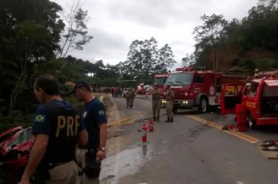Acidente com ônibus deixa pelo menos cinco mortos em Corupá, no 

Norte de SC  - foto 3