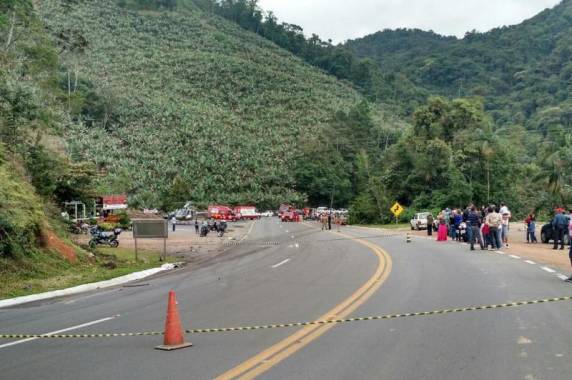 Acidente com ônibus deixa pelo menos cinco mortos em Corupá, no 

Norte de SC  - foto 5
