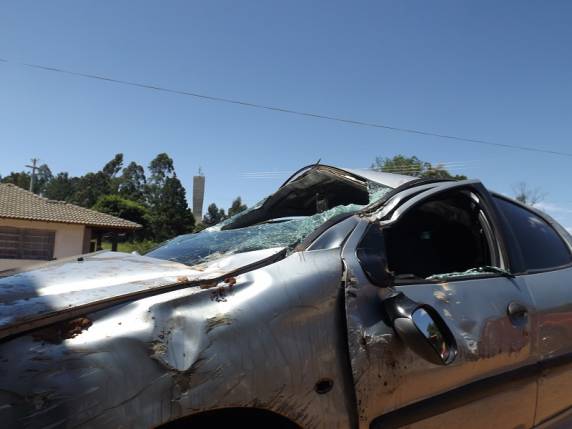 Veículo com placas de Palmitinho capota na
BR-468, em Três Passos - foto 2