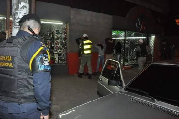 Um homem foi preso por conduzir moto roubada e um adolescente apreendido por porte ilegal de arma