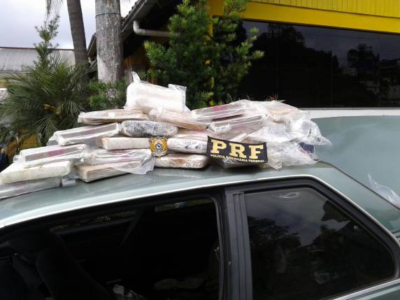 PRF encontra 28kg de crack e cocaína dentro de Monza - foto 2