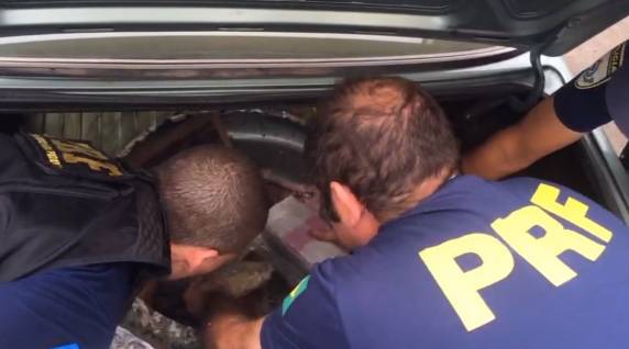 PRF encontra 28kg de crack e cocaína dentro de Monza - foto 3