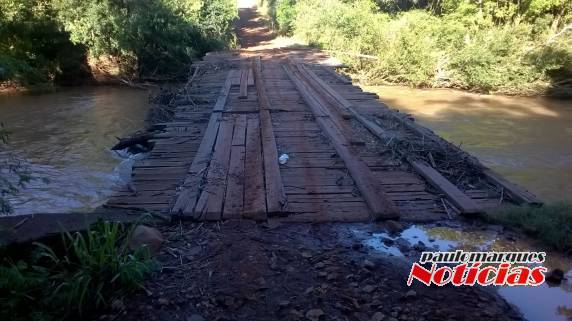 A ponte está situada em uma 

estrada interiorana